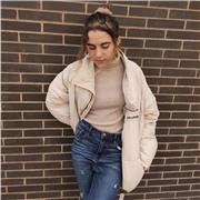 Soy una estudiante universitaria, con un C2 en inglés dispuesta a dar clases a niños, ya sean conversacionales o más centradas en la gramática